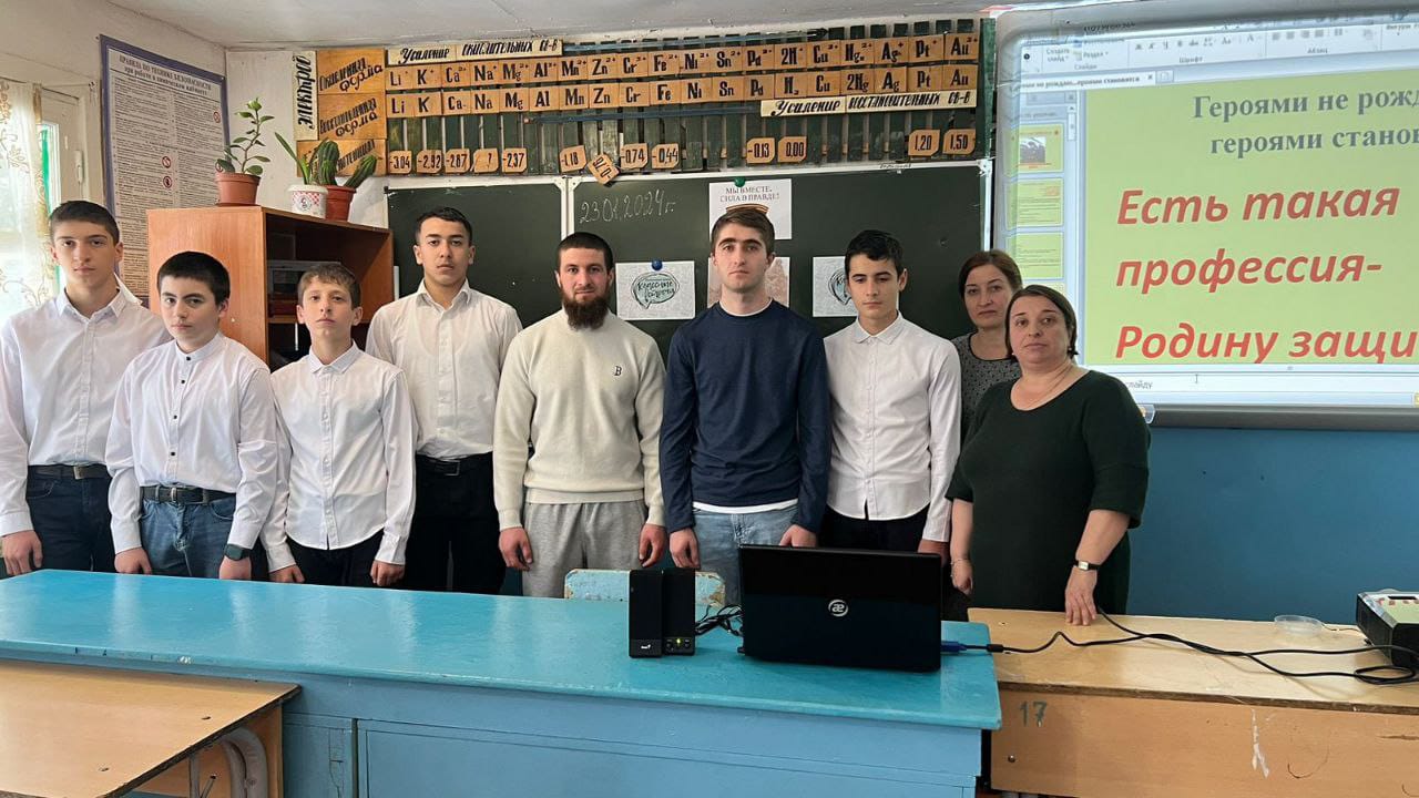 В МКОУ &quot;Куркентская СОШ 2&quot;  23 января учителями истории Л. Уружбековой и Э. Курбаналиевой в 9-11 классах был проведён урок Мужества&quot; Мы вместе!.